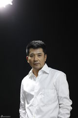 组图：孙淳气质写真曝光 熟男风采绽放完美笑容