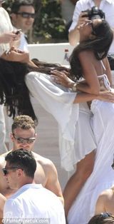 组图：F1总裁千金大婚奢靡派对 吻同性入水走光