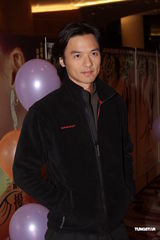 高清组图：《非2》香港首映 舒淇绿裙现身挽葛优