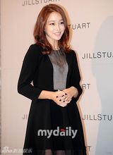 组图：李珉廷柳真人妻争艳 李秉宪娇妻大秀钻戒