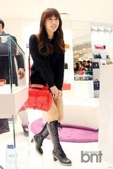 组图：《继承者》金智媛清纯亮相活动秀美腿