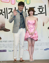 高清组图：张娜拉宣传新剧《童颜美女》粉红俏皮