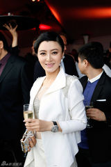 组图：陈廷嘉出席《十二生肖》酒会 与费翔合影