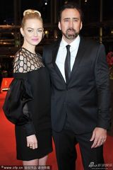 组图：《克鲁德一家》首映 凯奇携妻恩爱亮相