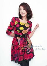 组图：王茜春装彩裙写真 风情优雅彰显女人味