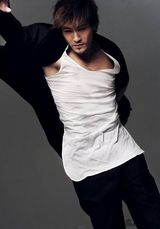 组图：许绍洋最新写真曝光 黑白飞舞神情忧郁