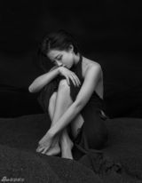 组图：姚贝娜大片曝光 黑沙暗影展曼妙身姿