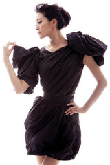 组图：王媛可黑玫瑰写真红唇冷艳