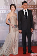 组图：刘青云郭蔼明夫妇牵手亮相红毯