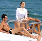 组图：珍妮弗洛佩兹紧身服短裤拍MV 肌肉男相伴