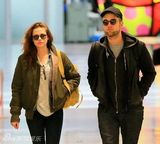 组图：暮光情侣档齐戴墨镜扮酷脸现身机场