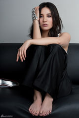 组图：小宋佳引领时尚风潮 个性写真魅惑迷倒众生