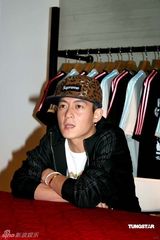 幻灯：陈冠希台北开店六月复出 称不知Lucas是谁