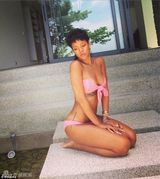 组图：蕾哈娜泰国度假粉红比基尼秀好身材