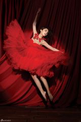 高清组图：杨丞琳火红舞衣拍封面 独家曝光摔伤镜头