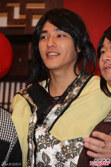 组图：蓝正龙古装处女秀 学梁朝伟经典香肠嘴