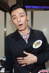 组图：周柏豪举行签唱会 包粽子手忙脚乱