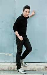 组图：张信哲“空出来的房间”北京个唱宣传照