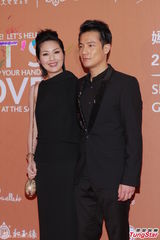 群星闪耀嫣然基金晚宴 王菲旗袍装与李亚鹏恩爱