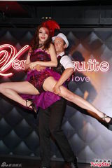 组图：熊黛林紫色深V裙跳性感爵士舞秀美腿