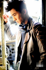 组图：乔振宇杂志大片霸气 帅气皮衣演绎飞行男子