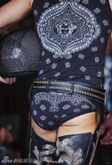 组图：时装周奇葩男士内裤外穿 遭吐槽：开裆裤