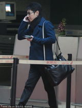 组图：撒贝宁独自现身机场 全程打电话走错路