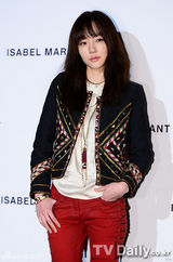 组图：林秀晶改走休闲风 高小英产后依然窈窕