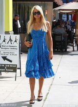 幻灯图：帕丽斯蓝色层叠礼服性感现身 搔首弄姿