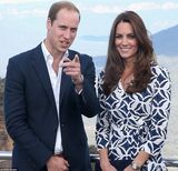 组图：凯特印花连衣裙探访澳洲 与威廉亲手种树