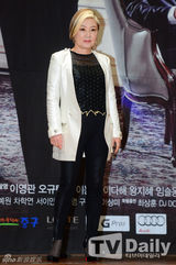 组图：李多海时隔八年再搭李栋旭 镂空裙秀美胸