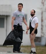 组图：《狐狸捕手》片场照 “绿巨人”扮相雷人