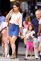 组图：小苏瑞与妈妈凯蒂牵手逛街