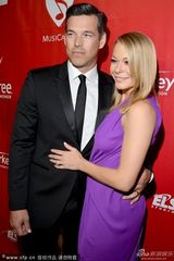 组图：黎安-莱姆丝深V身材火辣 搂帅气男伴大笑