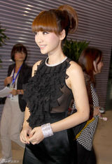 高清：柳岩真空“侧露”酥胸 新势力盛典勇夺奖