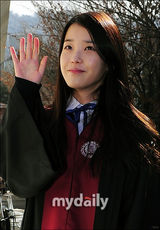 组图：韩国女歌手IU回母校参加高中毕业典礼