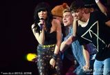 组图：Carly Rae Jepsen气派十足 由众人抬上场