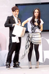 组图：阿娇被问玉照反应大 称要随时间“放低过去”