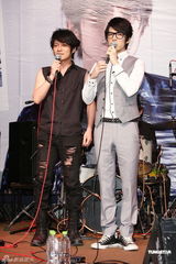 组图：张杰睽违两年再出辑 怪兽赠吉他祝贺