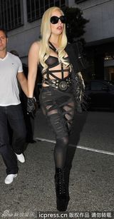 组图：Lady Gaga薄纱bra无惧露点金发墨镜闪亮登场