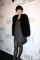 组图：周迅霍思燕出席品牌晚会 毛皮外套驱寒保暖