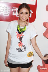 组图：谢安琪爱子就读国际学校 为发榜考生打气