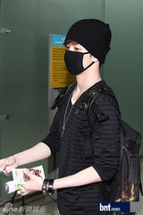 组图：韩团SISTAR与MBLAQ亮相机场赴美演出