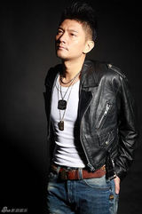 组图：彭博拍帅酷写真 机车小皮衣显型男气质
