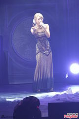 组图：幸田来未开唱变身蓝色妖姬 撅臀秀S曲线