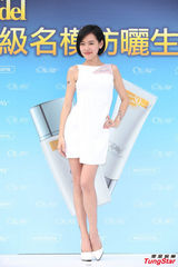 组图：小s自封美白大帝 称闻腋下姿势很时尚