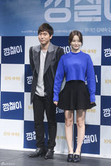 独家高清：刘亚仁牵手金海淑宣传新片《强哲》