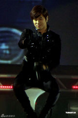 组图：东方神起台湾会歌迷引数千粉丝尖叫破表