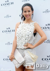 组图：少时徐贤白裙亮相秀场 众女星争艳