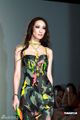 幻灯图集：桂纶镁斜肩裙美艳 蔡健雅宝蓝装优雅